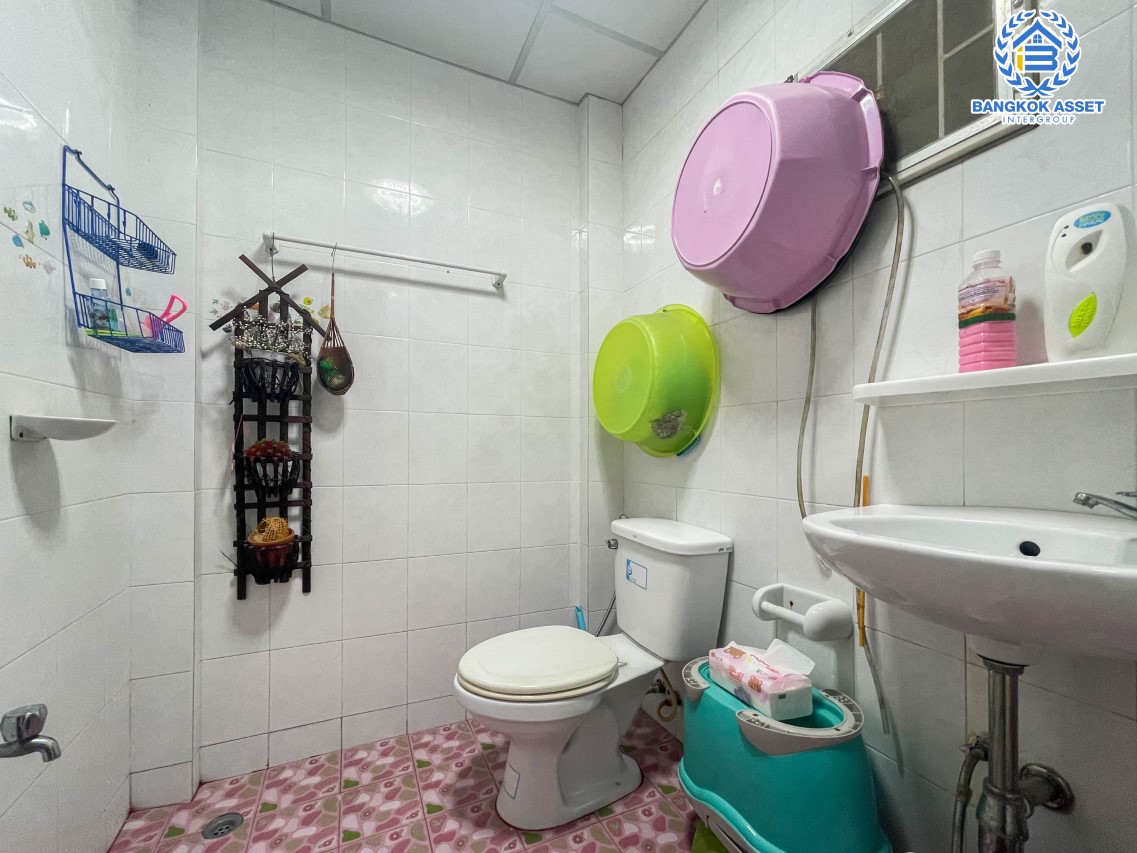 *****ทาวน์เฮ้าส์มือสอง นนทบุรี ม.ร่มโพธิ์ รัตนาธิเบศร์ หลังมุม! เนื้อที่กว้าง 23.90 ตร.ว. ภายในสภาพดี พร้อมเข้าอยู่ โครงการเงียบสงบมีความเป็นส่วนตัว ฟังก์ชัน 2 ห้องนอน 2 ห้องน้ำ จอดรถได้ 1 คัน บ้านพร้อมอยู่ ตั้งบนทำเลเดินทางสะดวก เชื่อมต่อถนนกาญจนาภิเษก, ถนนรัตนาธิเบศร์ ใกล้รถไฟฟ้าสายสีม่วง "สถานีบางพลู" และจุดขึ้นทางด่วน "กาญจนาภิเษก"